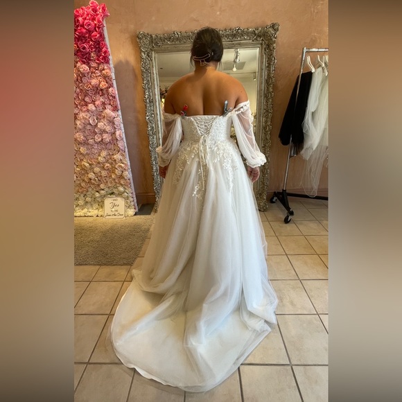 Jana Ann Couture Wedding Gown “Daisy” - Picture 2 of 2